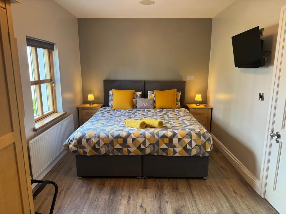 Bed, TV and multimedia, Bedroom