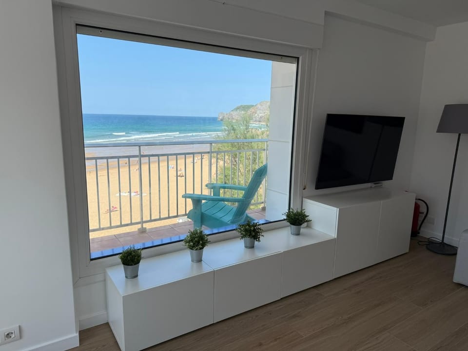 Communal lounge/ TV room, Day, Natural landscape, TV and multimedia, View (from property/room), Balcony/Terrace, Beach, Evening entertainment, Sea view
