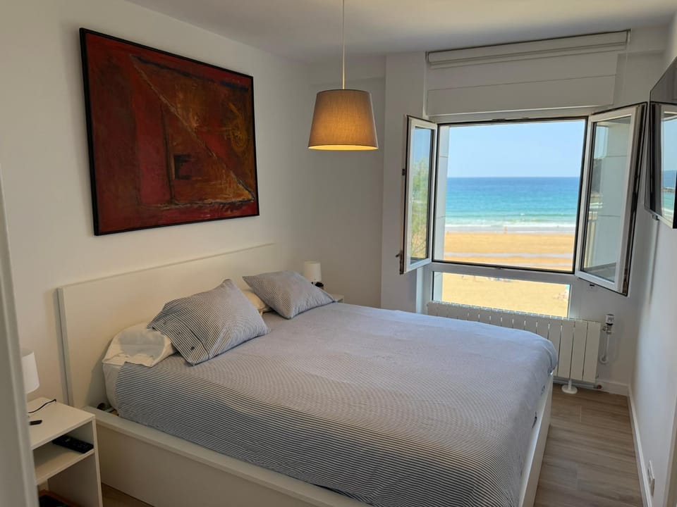 Bed, Natural landscape, Photo of the whole room, Beach, Bedroom, Sea view
