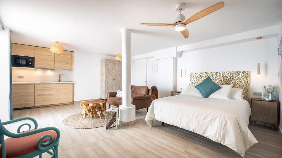 Bed, Photo of the whole room, kitchen