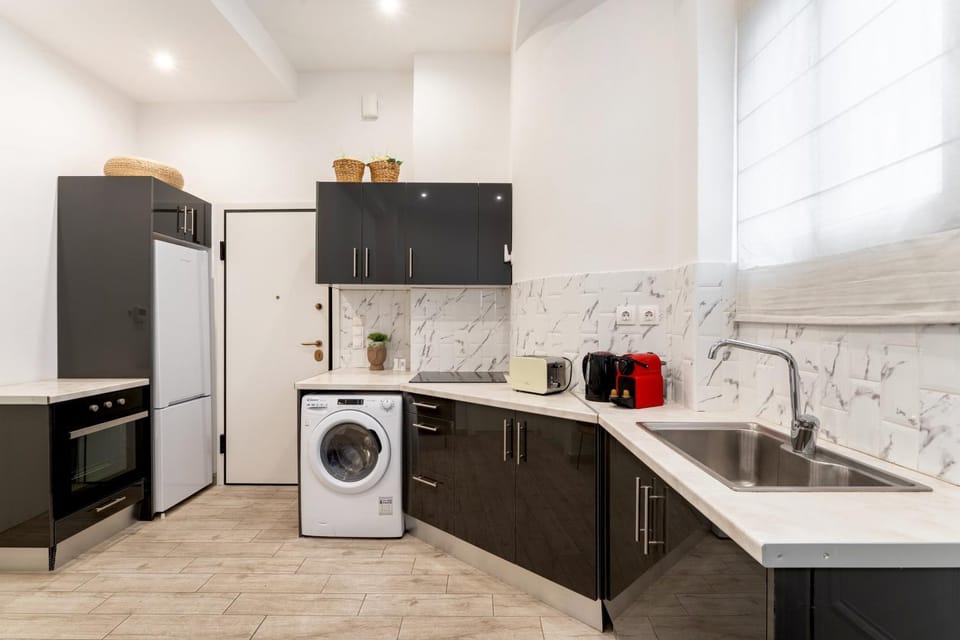 Coffee/tea facilities, Kitchen or kitchenette, minibar, oven, pet friendly, stove, toaster, washing machine, dryer, kitchen
