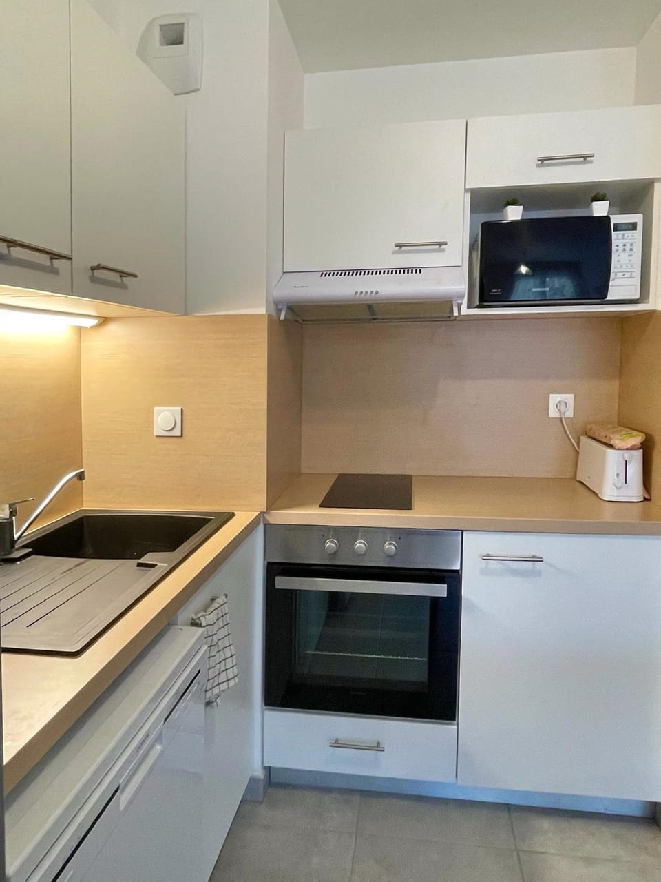 Kitchen or kitchenette, dishwasher, minibar, stove