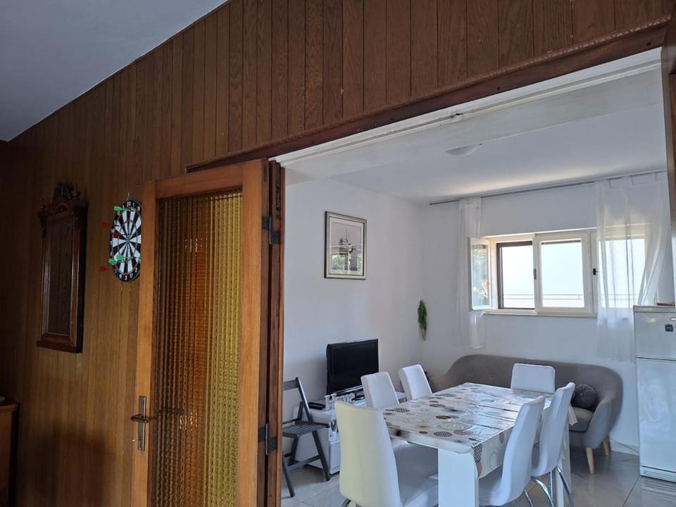 TV and multimedia, Seating area, Dining area
