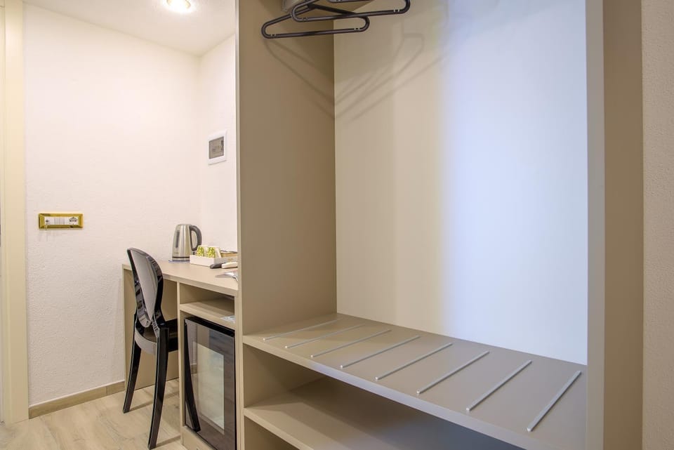 TV and multimedia, Coffee/tea facilities, wardrobe