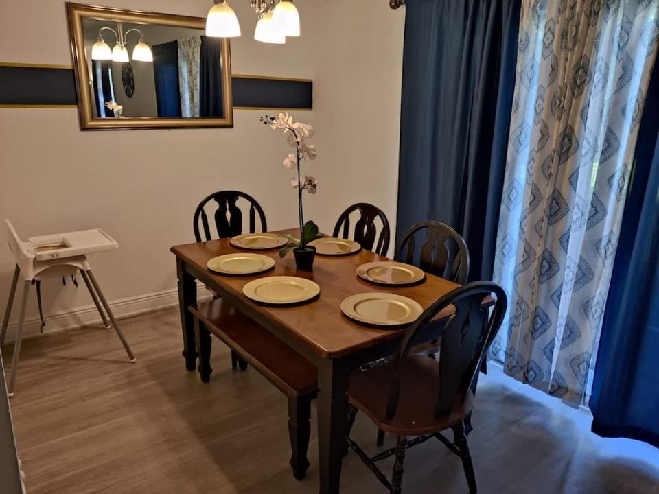 Beautiful 2-Bedroom Condo Near Universal and other Orlando Attractions, King Bed & Wi-Fi House in Orlando