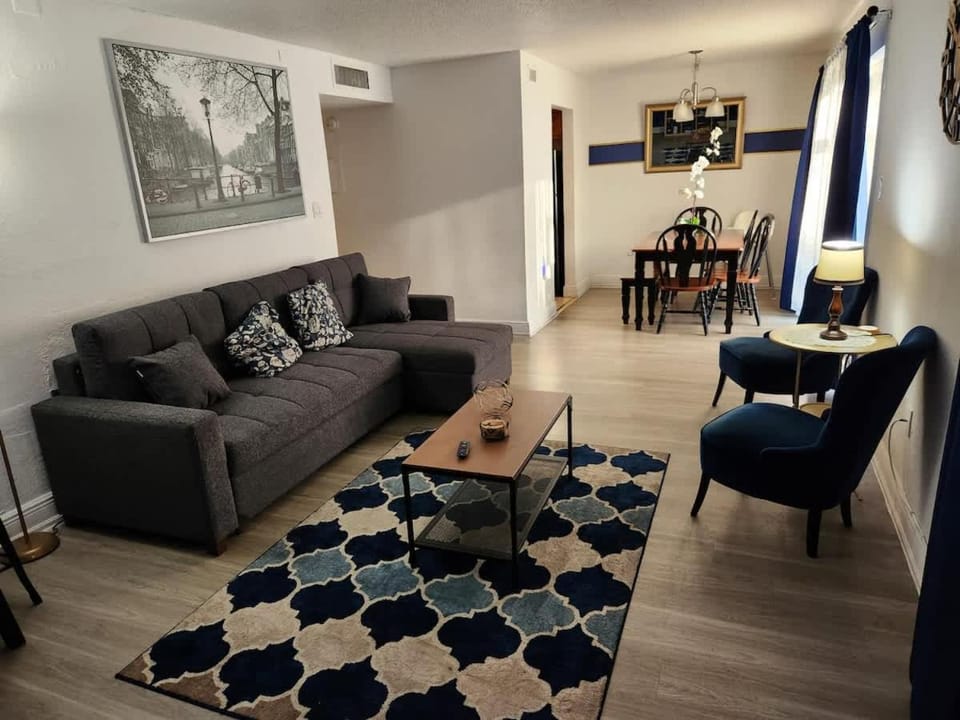 Beautiful 2-Bedroom Condo Near Universal and other Orlando Attractions, King Bed & Wi-Fi House in Orlando
