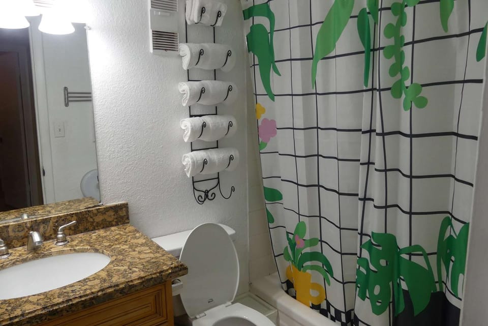 Beautiful 2-Bedroom Condo Near Universal and other Orlando Attractions, King Bed & Wi-Fi House in Orlando