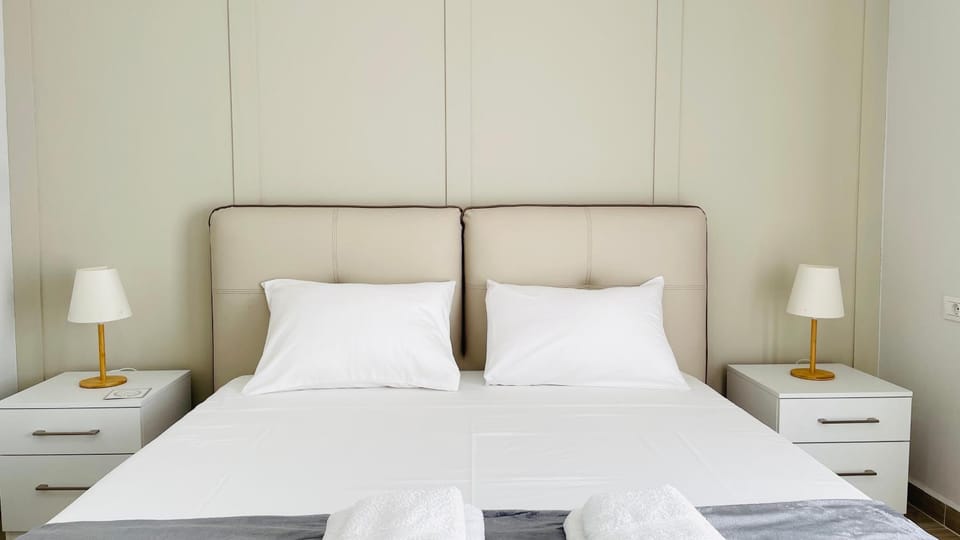 Bed, Photo of the whole room, Bedroom, towels