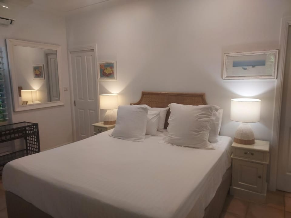 Bed, TV and multimedia, Bedroom, Swimming pool, air conditioner