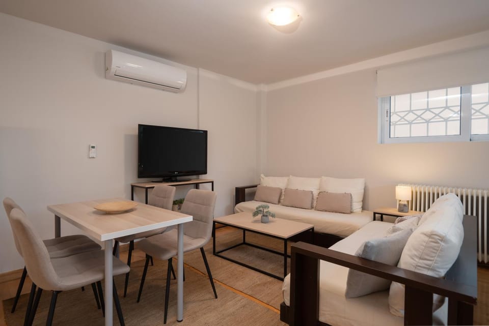 TV and multimedia, Living room, Seating area, Dining area, Evening entertainment