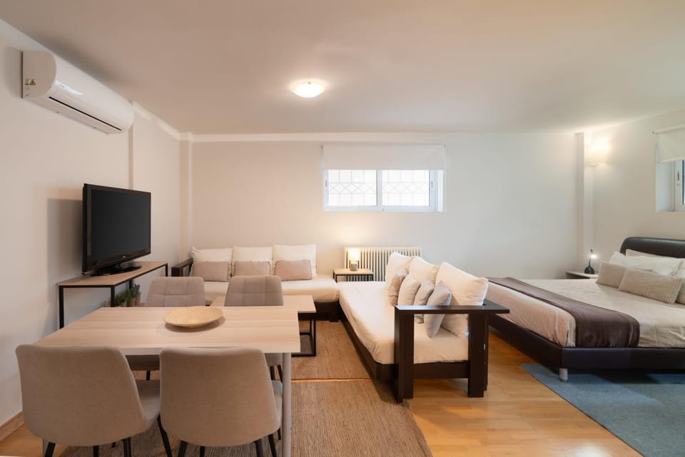 Bed, TV and multimedia, Living room, Photo of the whole room, Seating area, air conditioner
