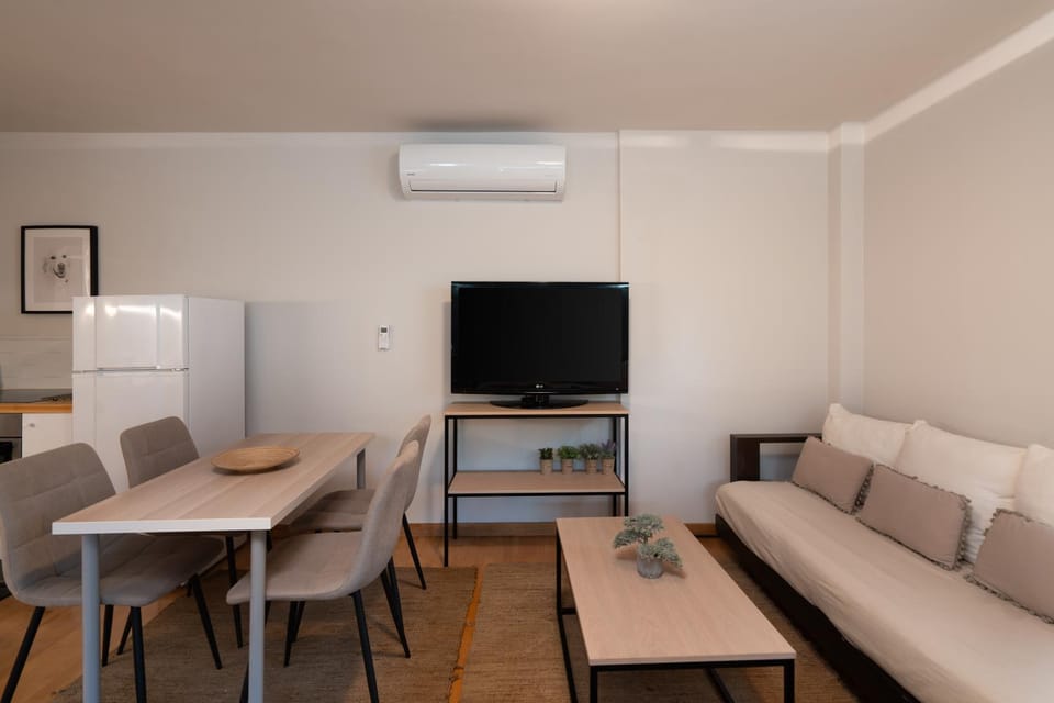 TV and multimedia, Kitchen or kitchenette, Living room, Seating area, Dining area, Evening entertainment, air conditioner