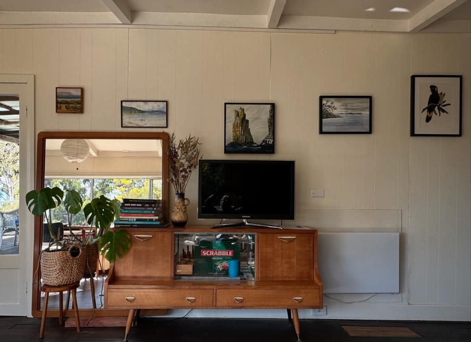 Wylah Cottage for a Peaceful Bruny Island Escape with Water Views, Fireplace & Wallabies House in South Bruny