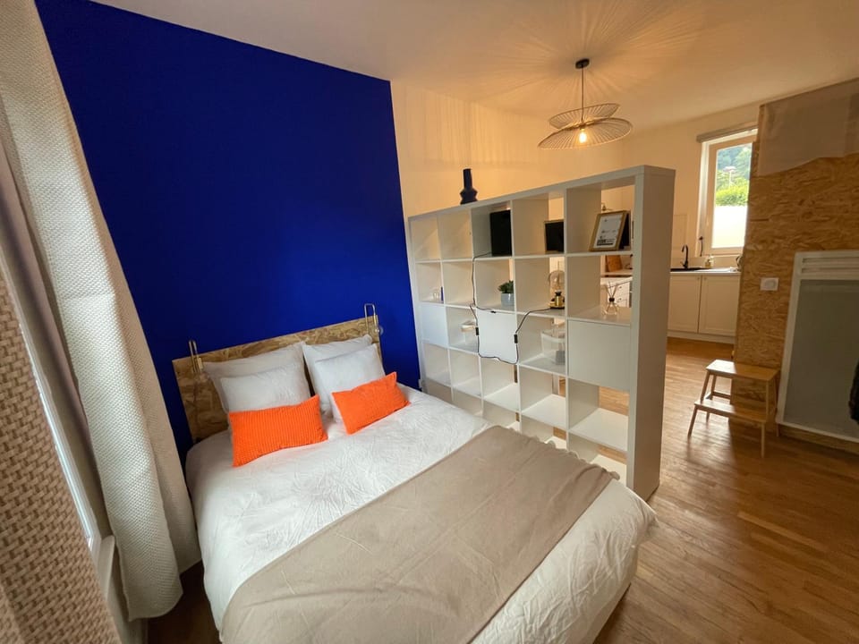 Bed, Photo of the whole room, Bedroom