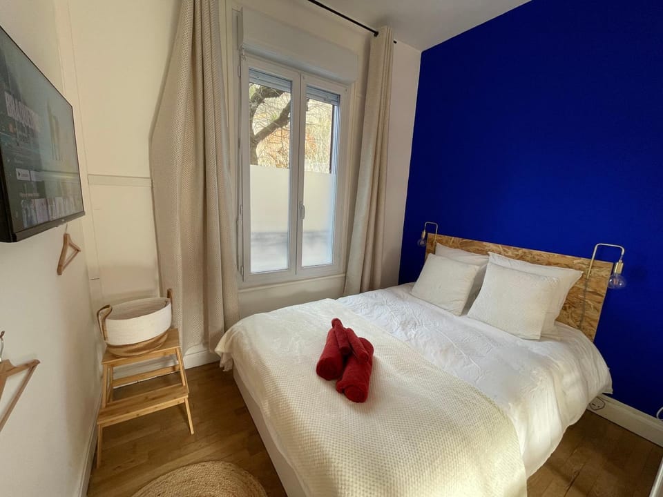 Bed, TV and multimedia, Photo of the whole room, Bedroom