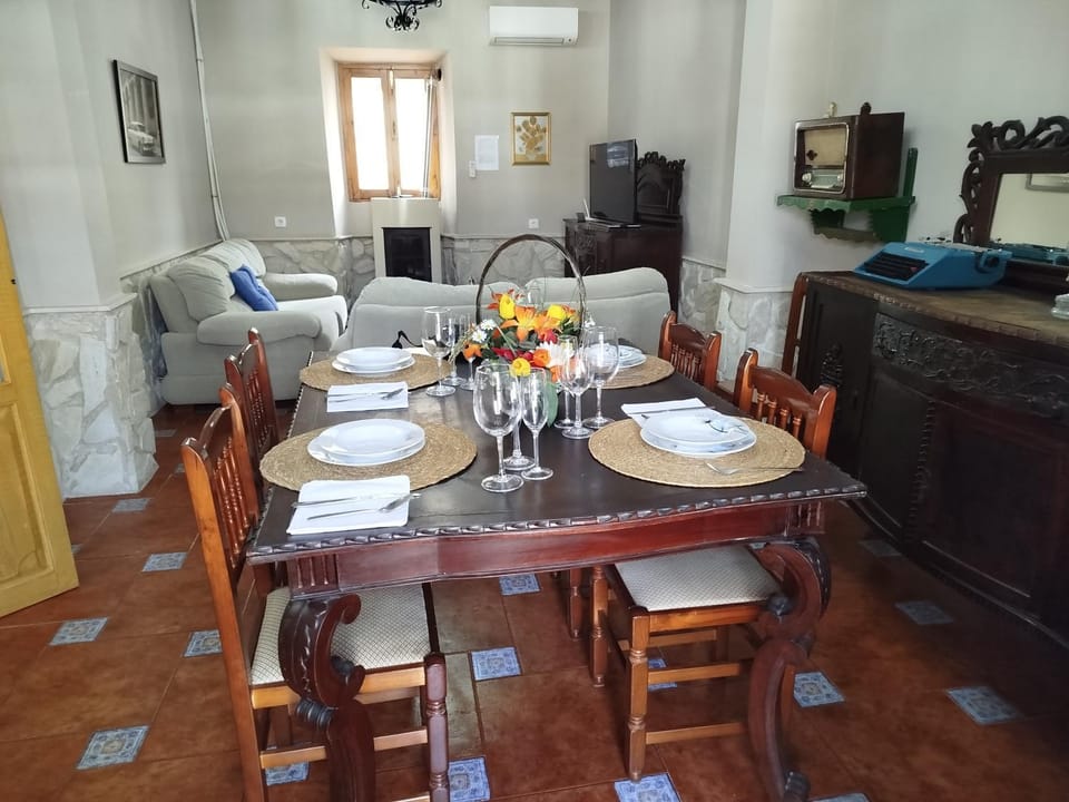 Kitchen or kitchenette, Living room, Seating area, Dining area, air conditioner