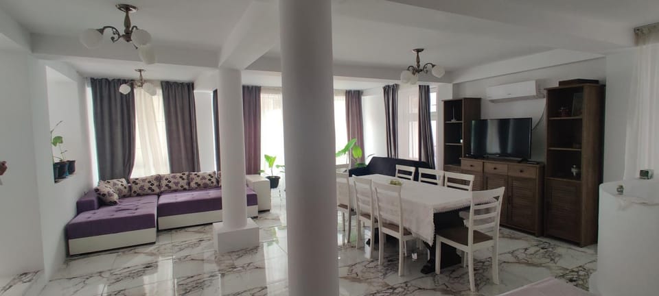 Communal lounge/ TV room, TV and multimedia, Kitchen or kitchenette, Living room, Dining area, Communal kitchen