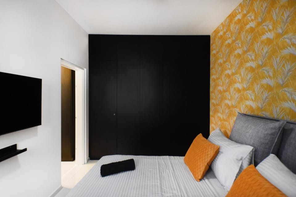 Bed, TV and multimedia, Bedroom