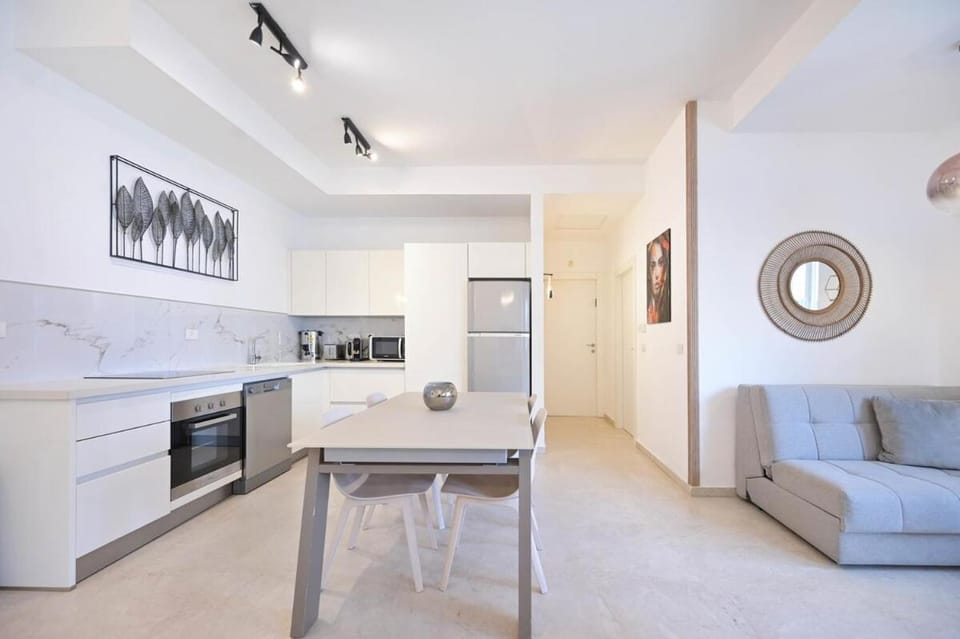 Luxury 2BR Bauhaus on the beach by HolyGuest Apartment in Tel Aviv-Yafo