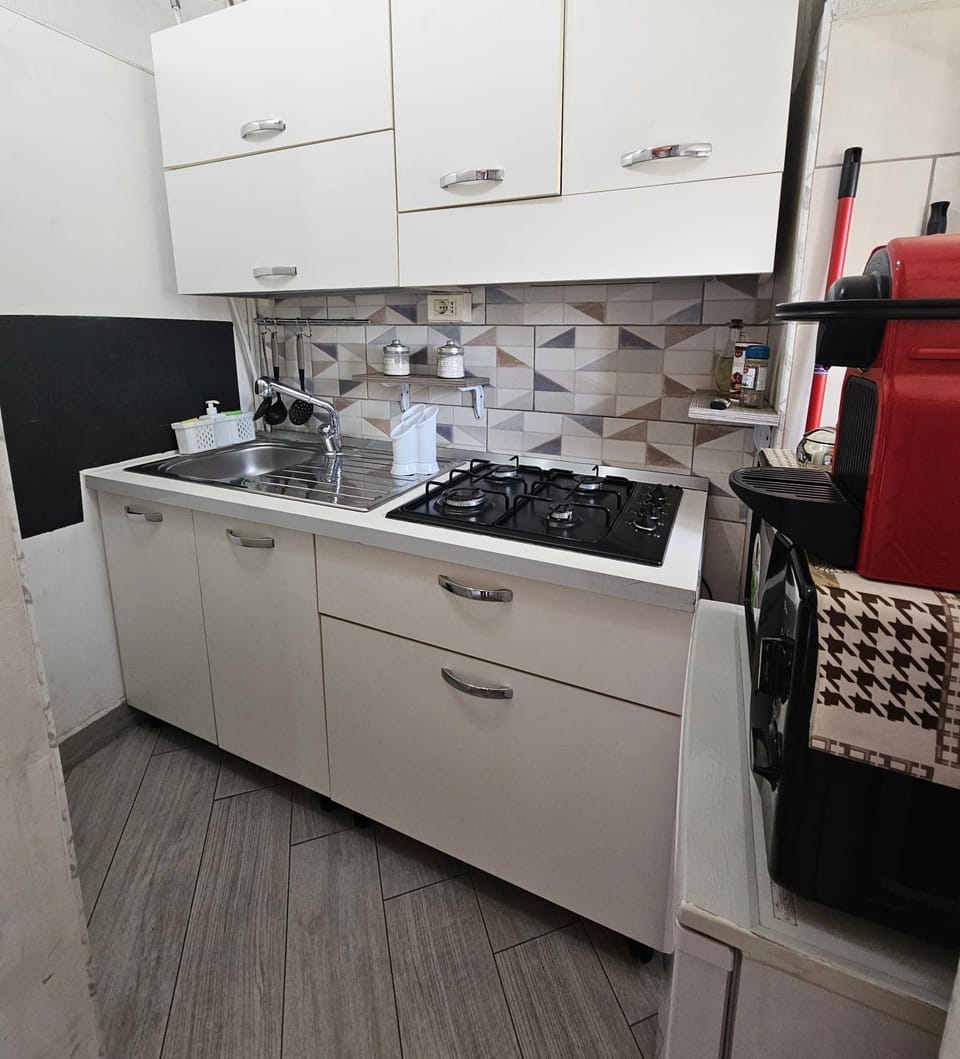 Coffee/tea facilities, Kitchen or kitchenette, stove