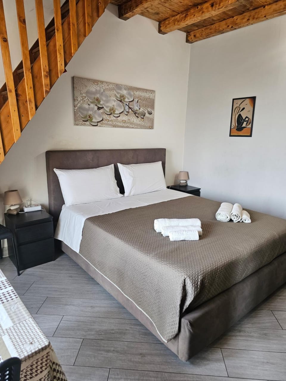 Bed, Bedroom, towels