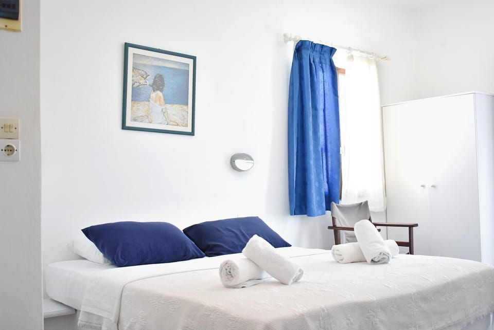 Bed, towels
