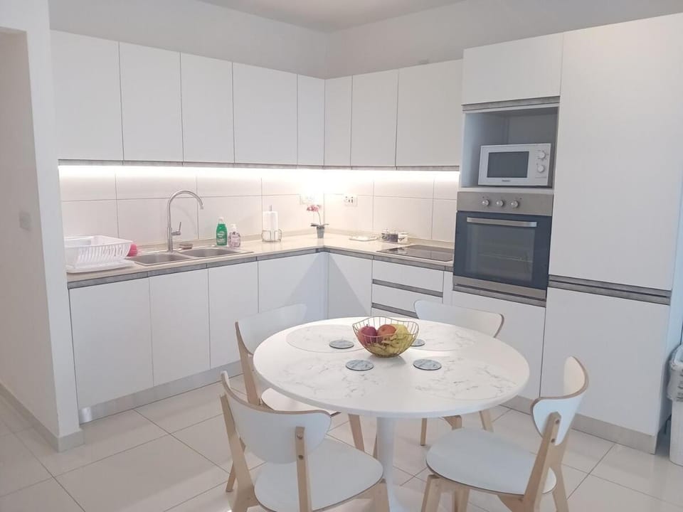 Kitchen or kitchenette, Food and drinks, Dining area, Food, oven, toaster