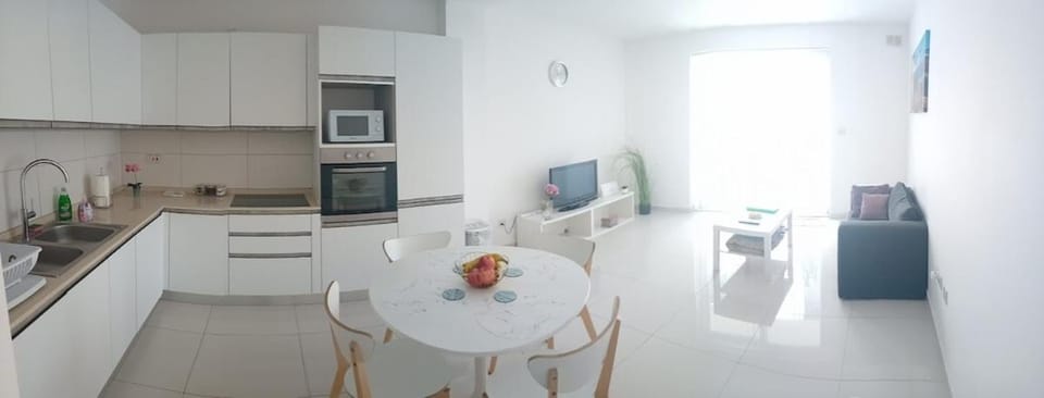 Kitchen or kitchenette, Food and drinks, Dining area, oven, toaster