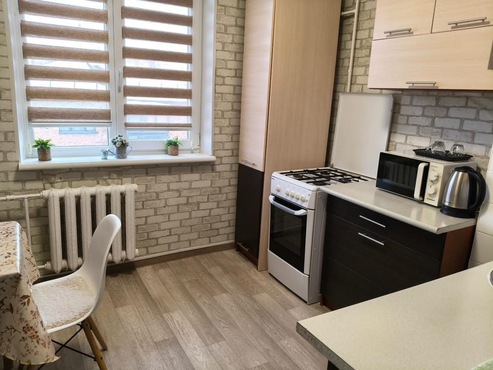 Coffee/tea facilities, Kitchen or kitchenette, stove