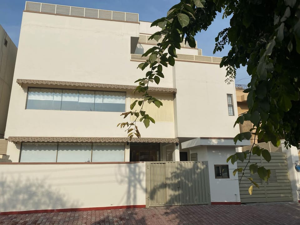 Property building, Facade/entrance, Day