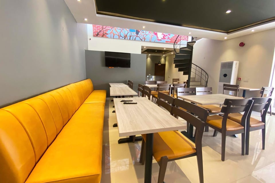 Communal lounge/ TV room, Dining area, air conditioner