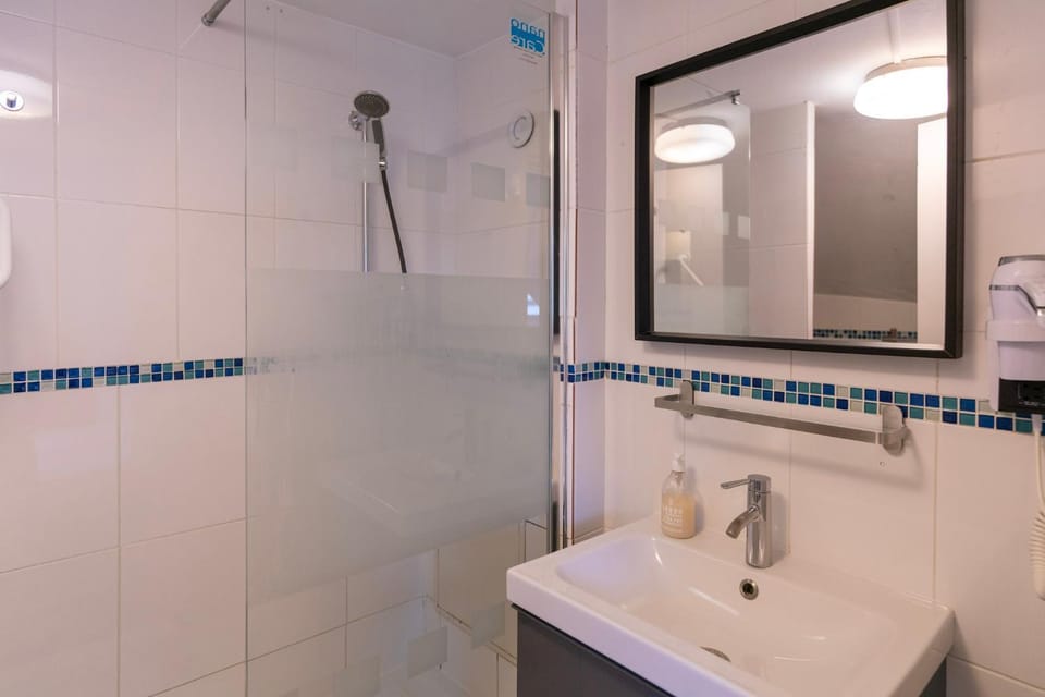 Bathroom, towels
