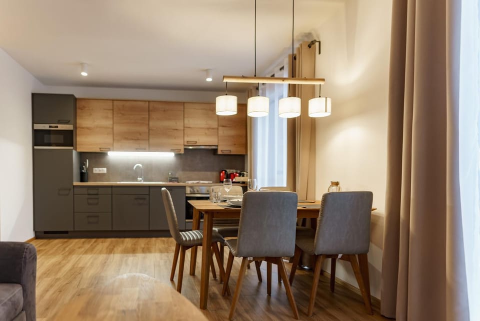 Kitchen or kitchenette, Living room, Seating area, Dining area, minibar, stove