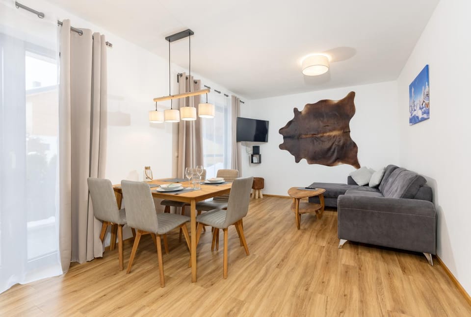 TV and multimedia, Living room, Seating area, Dining area