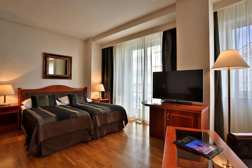 TV and multimedia, Photo of the whole room, Seating area, Bedroom