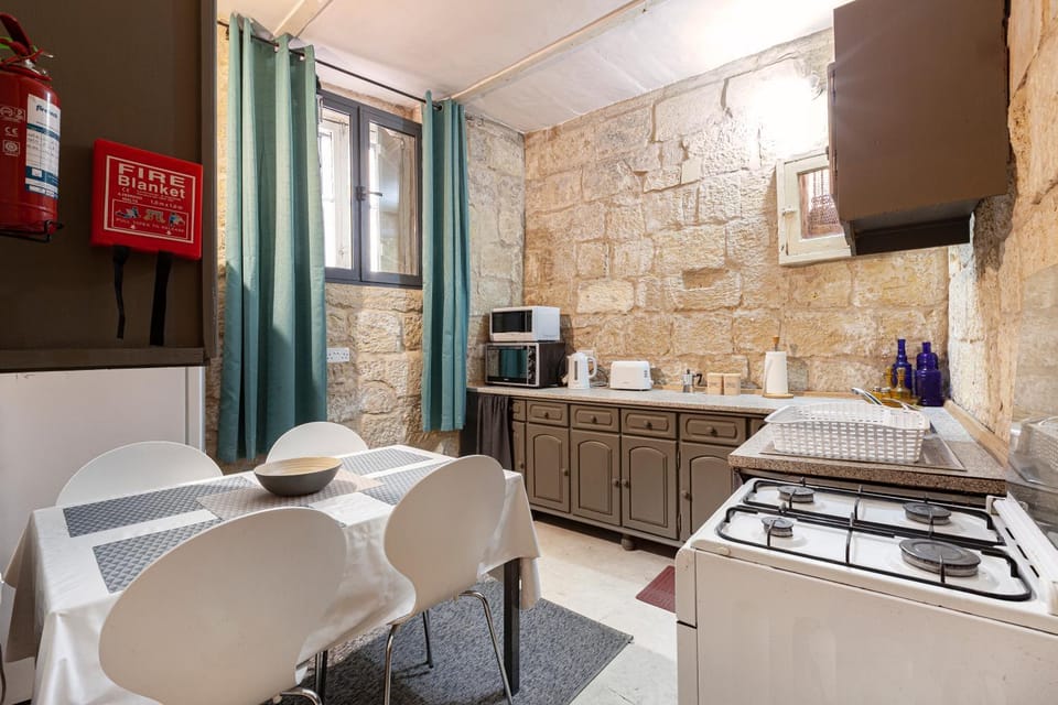 BRG34 - Historical Vittoriosa Townhouse House in Malta