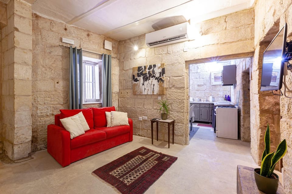 BRG34 - Historical Vittoriosa Townhouse House in Malta