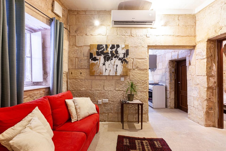 BRG34 - Historical Vittoriosa Townhouse House in Malta