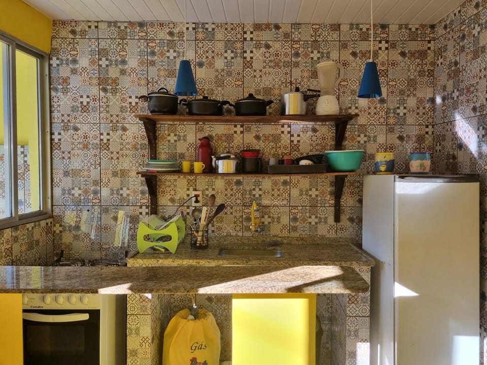 Cantinho Feliz de Muriqui / Casa amarela House in Mangaratiba