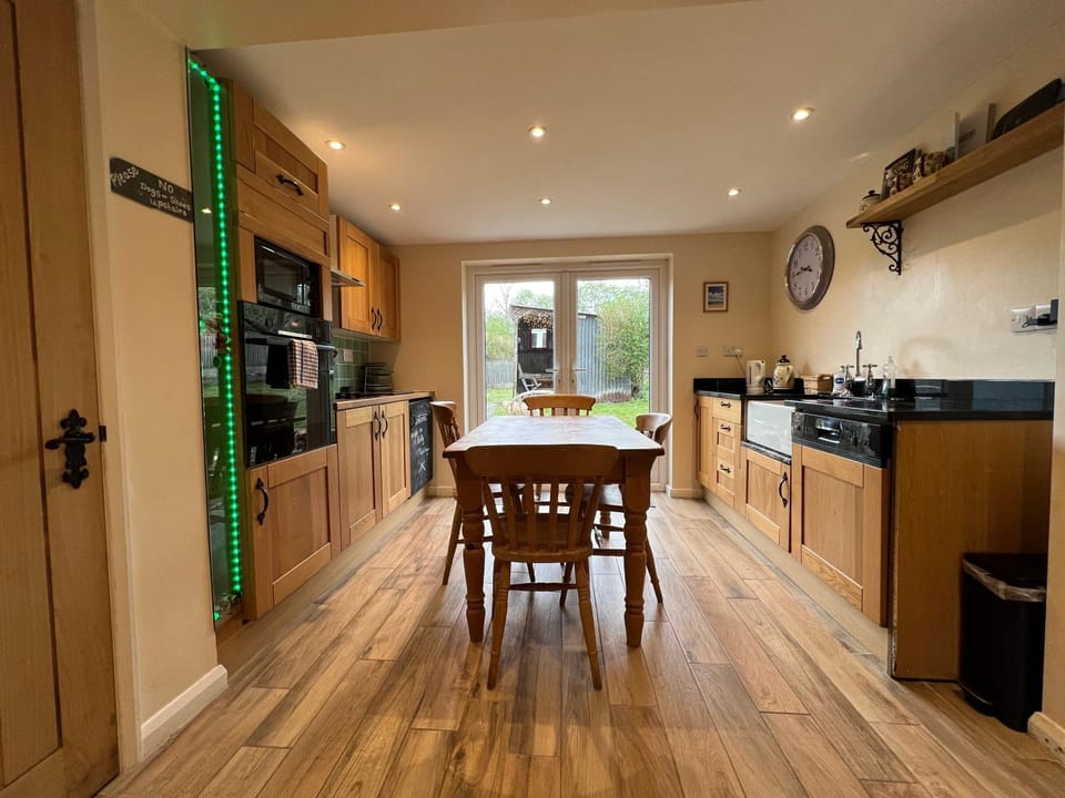 Dining area, kitchen