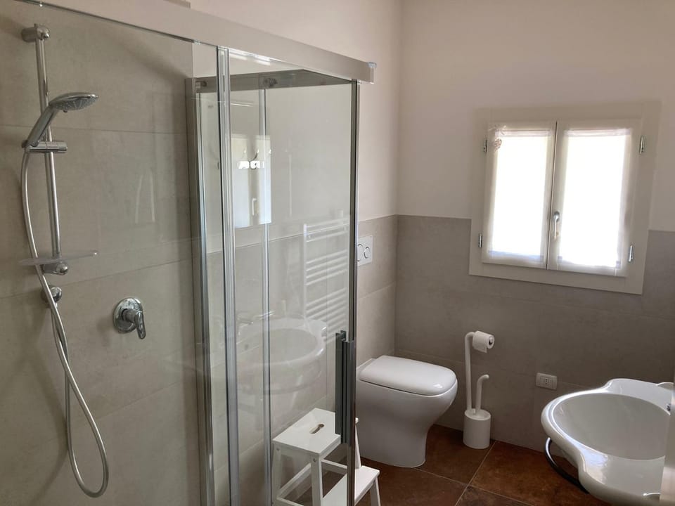 Bathroom, Internal: Not applicable to any particular room