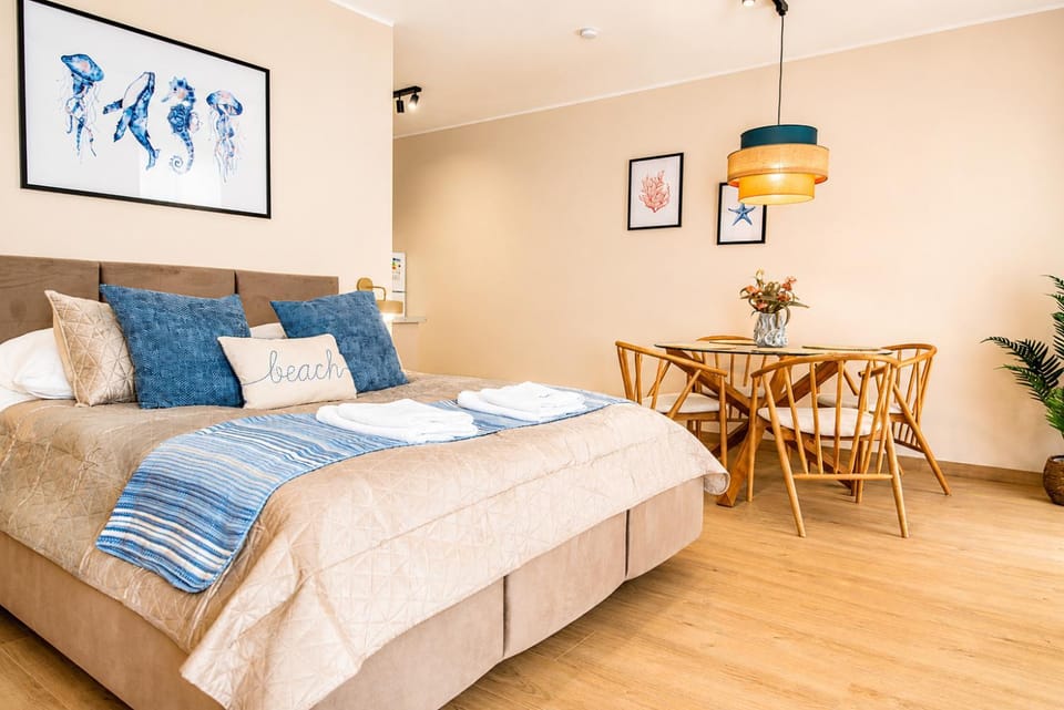 Bed, Photo of the whole room, Seating area