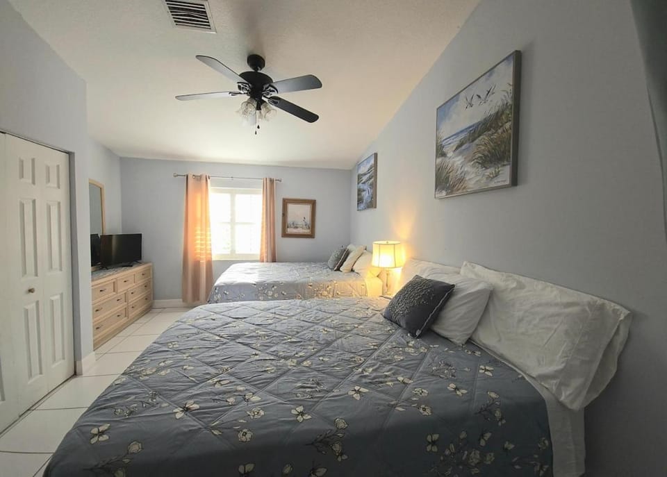 Bed, TV and multimedia, Bedroom