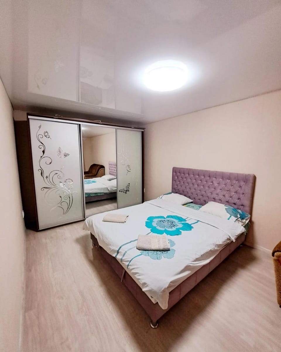 Bed, Bedroom, towels, wardrobe
