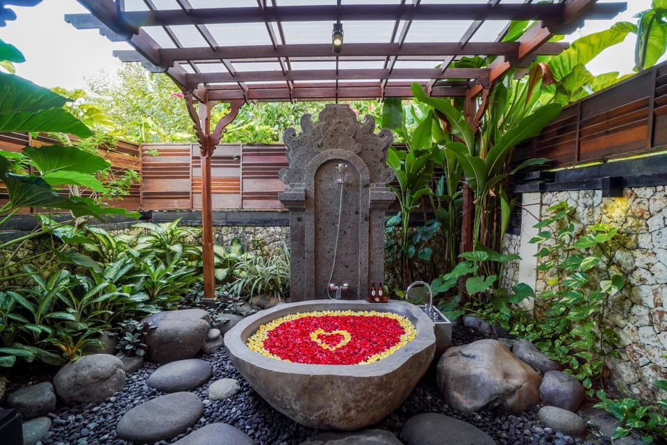 Bathroom, Decorative detail, Open Air Bath