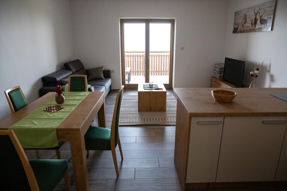 TV and multimedia, Living room, Seating area, Dining area