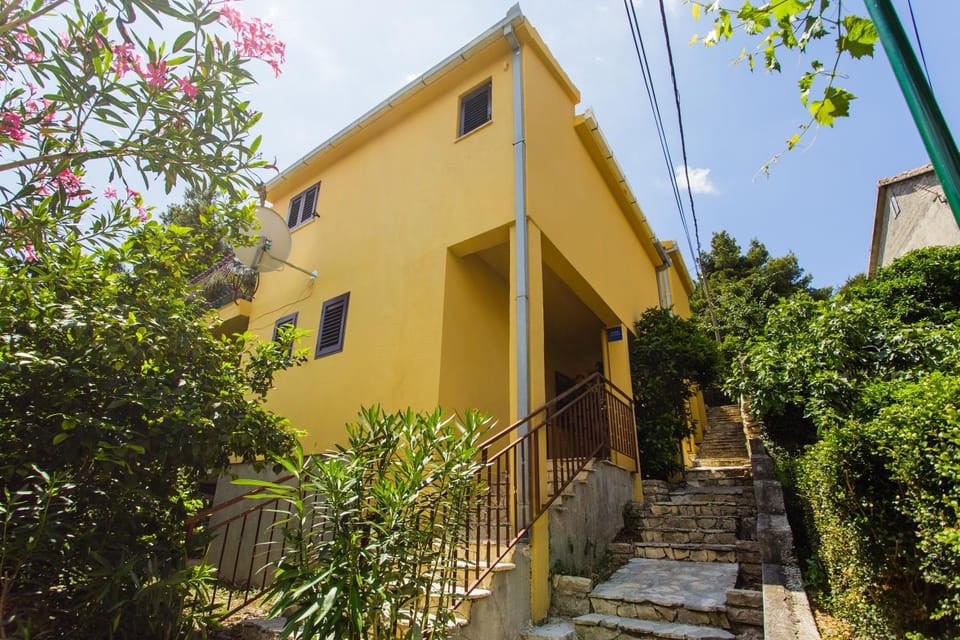 Facade/entrance, Area and facilities