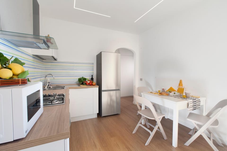 Kitchen or kitchenette, Dining area, Food, minibar, oven, stove