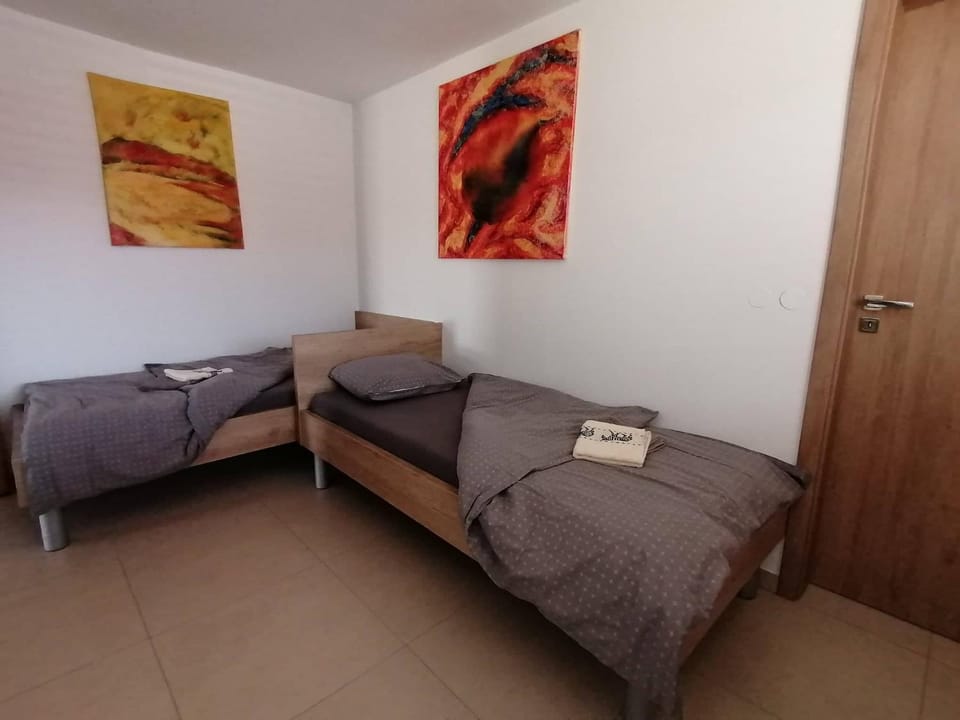 Bed, towels