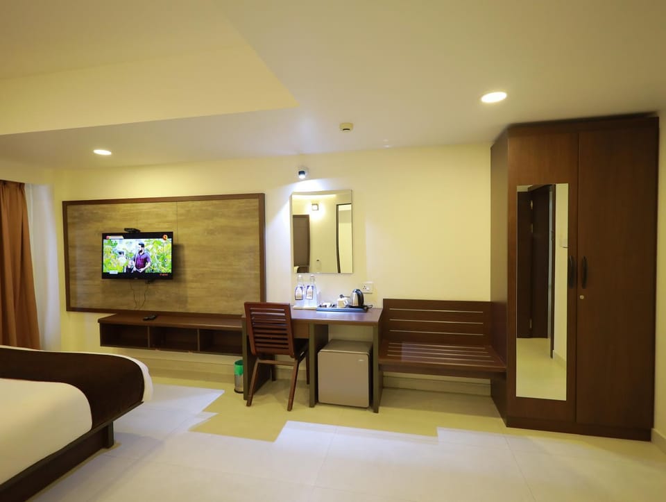 Bed, TV and multimedia, Photo of the whole room, Seating area, Bedroom, hair dresser, wardrobe